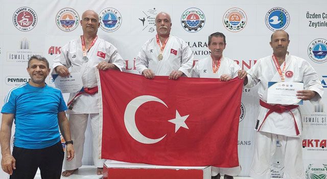 Karate Sporcuları, Uluslararası Gemlik Turnuvası'ndan Madalyalarla Döndü