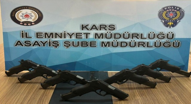 Karsta kömürlükte saklanan silahlar polise takıldı