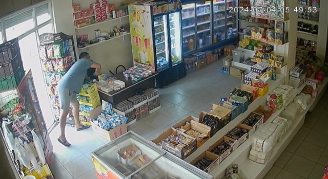 Kasadan 6 bin lira çalma anı saniye saniye görüntülendi
