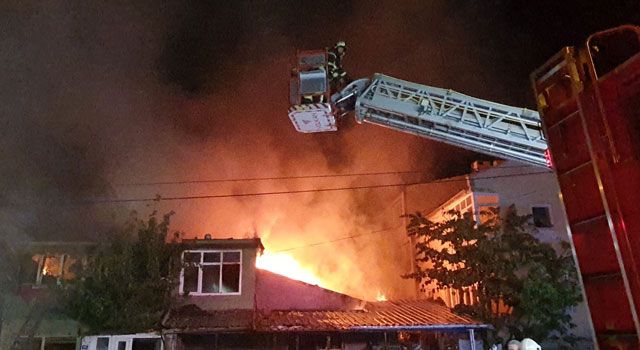 Kayseri'de Olaylı Gece: Araçlar Ters Çevrildi, İş Yerleri Ateşe Verildi