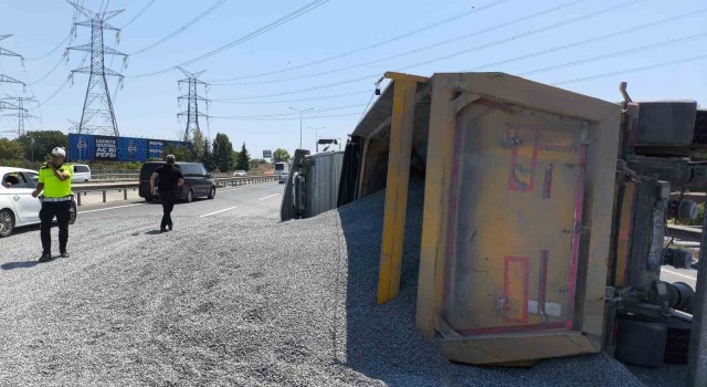 Kemerburgazda hafriyat kamyonu devrildi: Sürücü hafif yaralandı, mıcırlar yola saçıldı