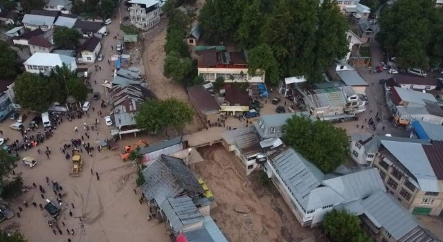 Kırgızistan'da sel suları araçları sürükledi