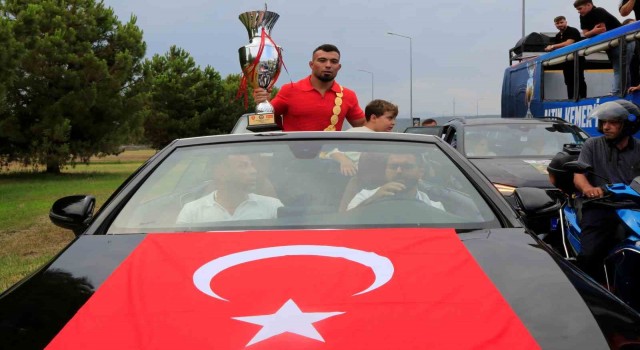Kırkpınar Başpehlivanı Yusuf Can Zeybeke Antalyada coşkulu karşılama
