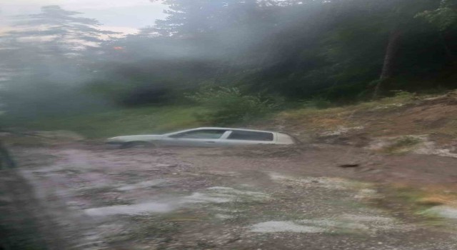Kütahyada otomobil sele kapıldı, o anlar kameraya yansıdı