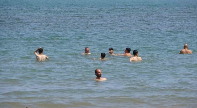 Mersinde vatandaşlar serinlemek için deniz ve gölgelere akın ediyor
