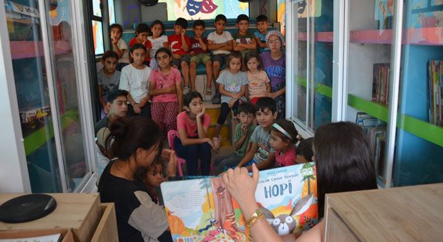 Mobil Çocuk Kütüphanesi Çocuklarla Buluşmaya Devam Ediyor