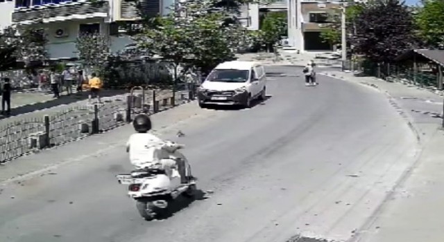 Motosiklet yayalara çarptı: 3 yaralı