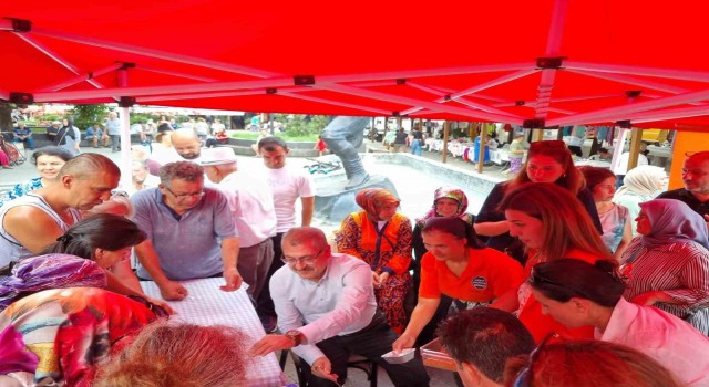 Muğlada aşure ayı etkinlikleri devam ediyor, pazara gelenlerin ağzı tatlandı
