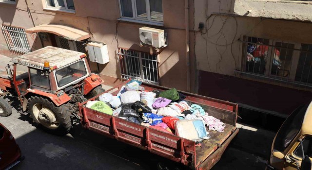 Nazillideki çöp evden 7 kamyon çöp çıkartıldı