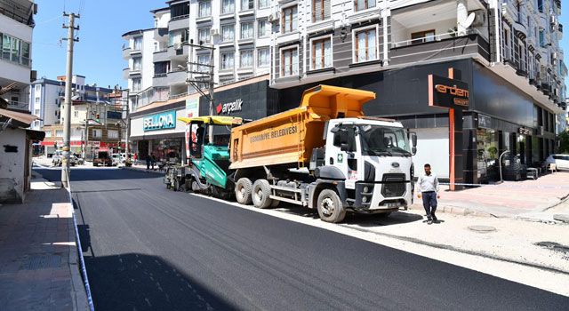 Osmaniye Belediyesi'nden Atatürk Caddesi'nde Asfalt Serim Çalışması