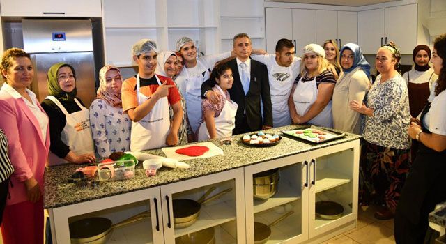 Otizmli Çocuklar Gastronomi Merkezi'nde Kurabiye Yaptı