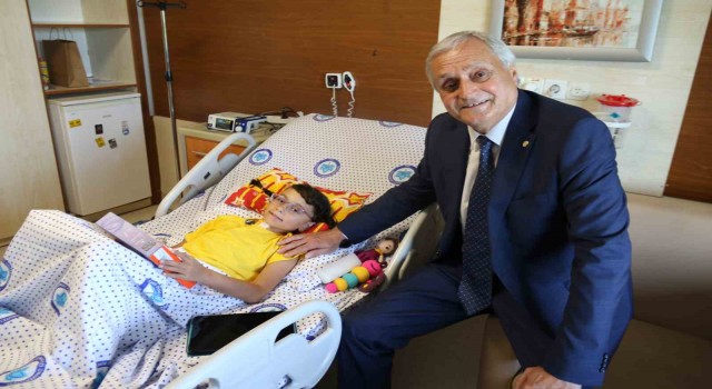 Başkan Bakkalcıoğlu, kalbi tekrar çalıştırılan minik Elayı ESOGÜ'de ziyaret etti