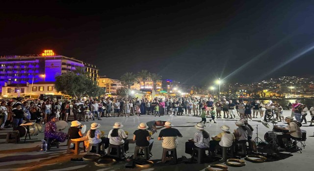 (Özel) Köy çocukları tatilde binlerce turiste konser verdi