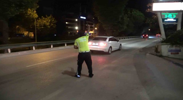 Ne ‘dur ikazına, ne uyarı ateşine aldırış etti, geri vitese takıp böyle kaçtı