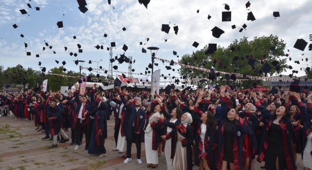 Sağlık Hizmetleri MYOda 864 öğrencinin mezuniyet heyecanı