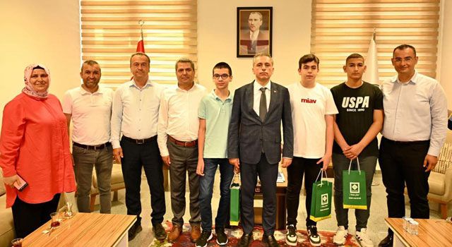 Şampiyon Öğrencilerden Başkan’a Ziyaret