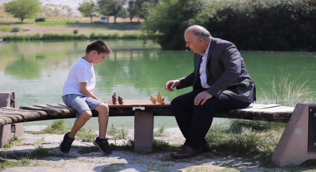Satranç hamleleri, Pamukkalenin beyaz travertenleri üzerine atıldı