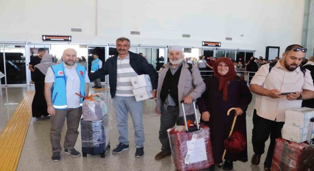 Sivasta hacılar çiçeklerle karşılandı