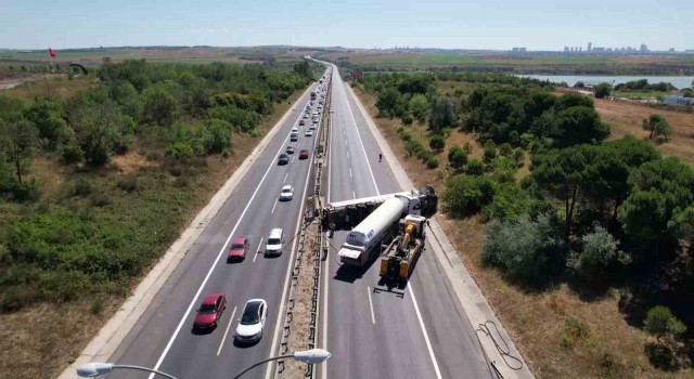 TEM Otoyolunda tanker devrildi, İstanbul istikametinde trafik tamamen durdu