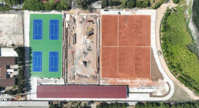 Tenis Merkezinde balon kortlar boyandı