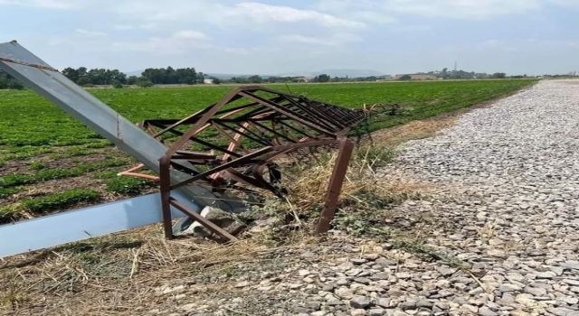 Toprakkale'de Elektrik Direği Devrildi, Su Kesintisi Yaşanacak
