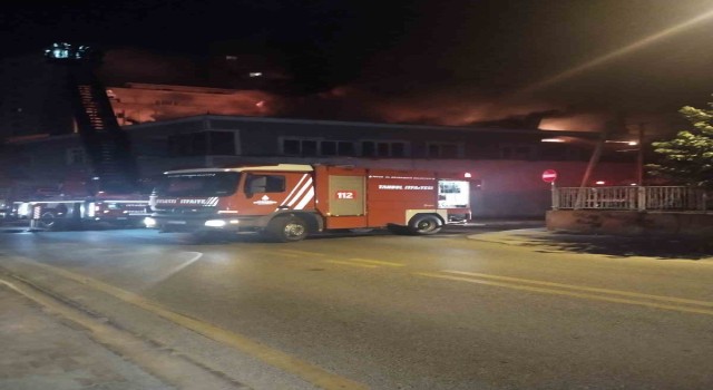 Ümraniyede mobilya imalathanesinin çatısı alev alev yandı