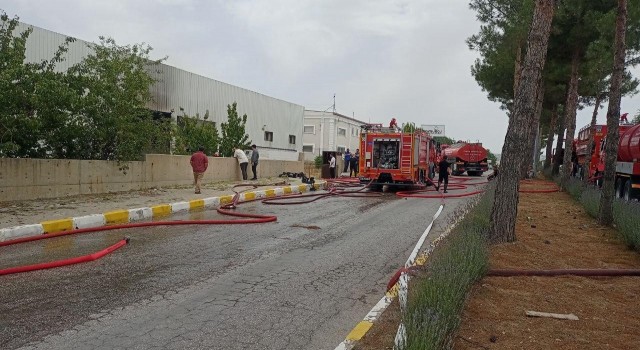 Uşakta tekstil fabrikasında çıkan yangın söndürüldü