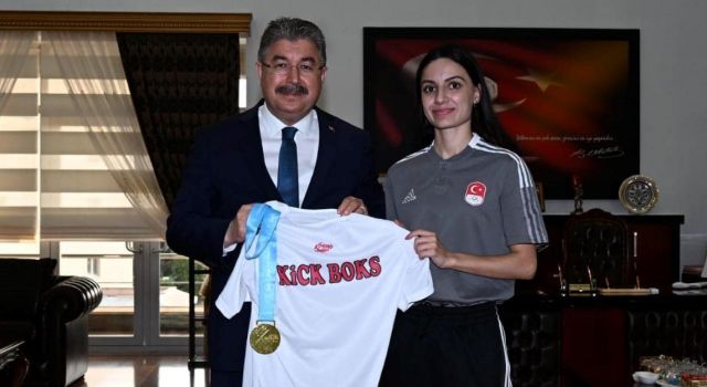 Vali Dr. Yılmaz'dan Kick Boks Şampiyonu Aybüke'yi Tebrik