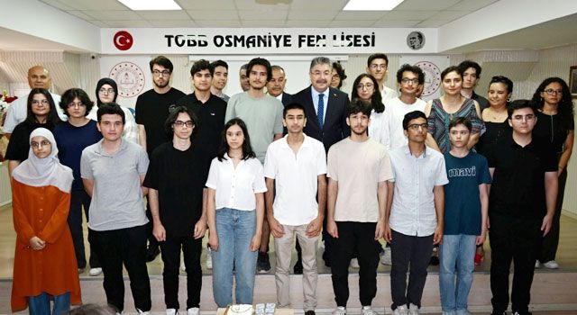Vali Yılmaz, Başarılı Öğrencilere Ödül Verdi