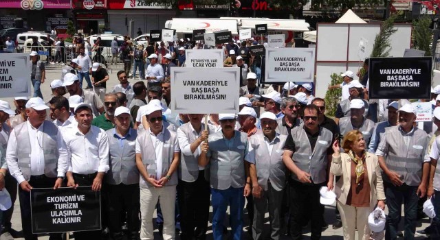 Vanda yetersiz uçak seferleri için yürüyüş yapıldı