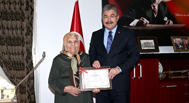 86 Yaşında Okuma Yazma Öğrenen Ayşe Teyzeye Belgesi Takdim Edildi
