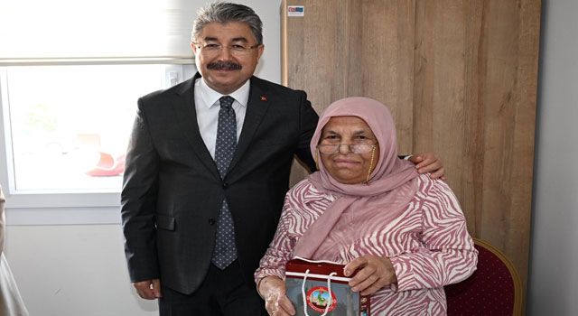 86 Yaşında Okuma Yazma Öğrenen Ayşe Teyzeye Vali Ziyareti