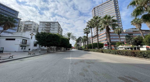 Adana'da kavuran sıcaklarla sokaklar boşaldı, kentteki sakinlik vatandaşı memnun etti