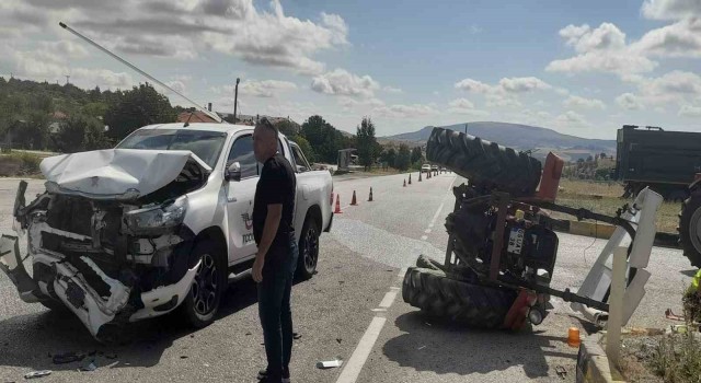 Ankarada otomobil ile traktörün çarpıştığı 2 kişi yaralandı