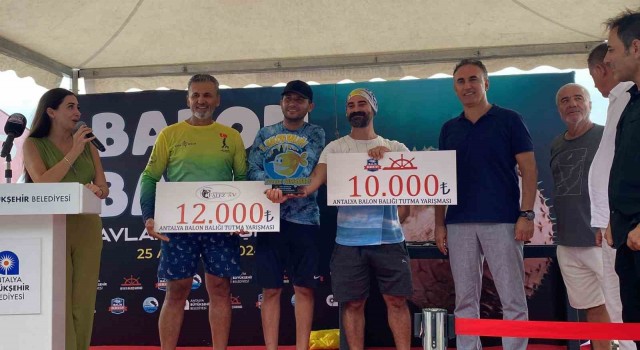 Antalyada istilacı balon balığı avlama yarışması