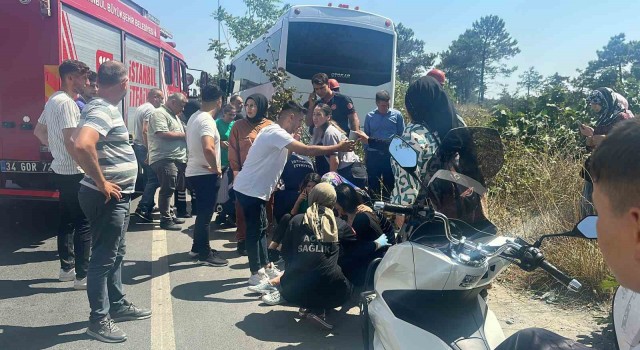 Arnavutköyde şehir hastanesi personellerini taşıyan servis kazaya karıştı: 5 işçi yaralı