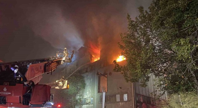Bağcılarda 5 katlı fabrika alevlere teslim oldu