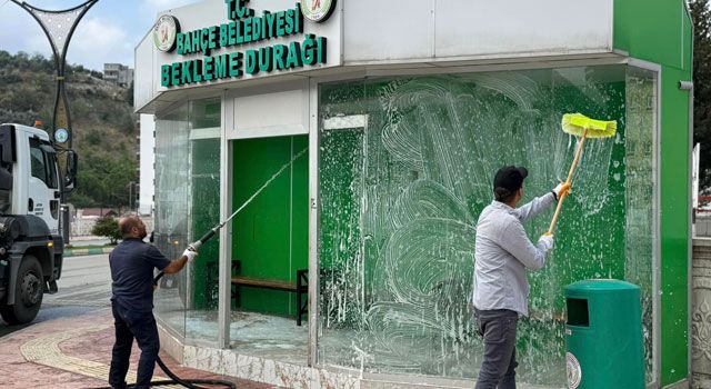 Bahçe İlçesinde Yolcu Durakları Temizlendi