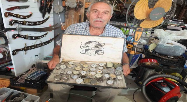 Balıkesirli makineciyi, eski merakı binlerce saatin sahibi yaptı