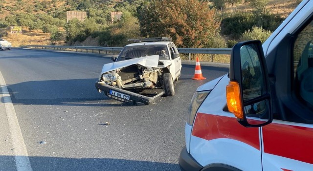 Bariyerlere çarpan otomobilin sürücüsü yaralandı