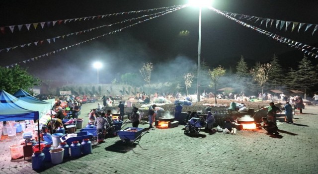 Başkan Palancıoğlu, vatandaşlarla salça kaynattı