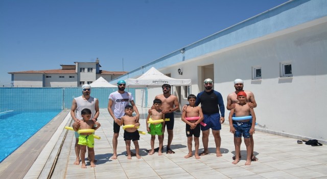 Batmanda olimpik yüzme havuzunda özel çocuklara yüzme eğitimi