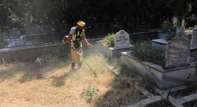 Belediye, Mezarlıklarda Temizlik Çalışmalarını Sürdürüyor