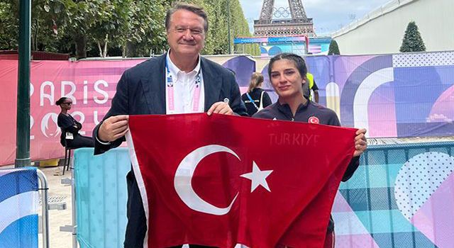 Beşiktaş Başkanı Arat, Milli Güreşçi Nesrin Baş'ı Tebrik Etti