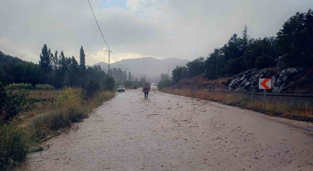 Beyşehirde sağanak sele neden oldu, karayolu ulaşıma kapandı