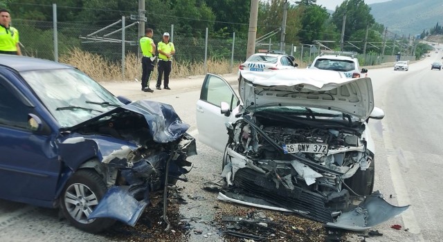 Bilecik'te 2 otomobil kafa kafaya çarpıştı: 1 ölü, 2 yaralı