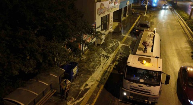 Bozüyükte ana cadde kaldırımları esnafların kaldırdığı tezgahların ardından köpüklü yıkama ile temizlendi