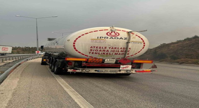 Burdurda kamyonet önce önündeki tıra, ardından arkasından gelen kamyona çarptı: 4 yaralı