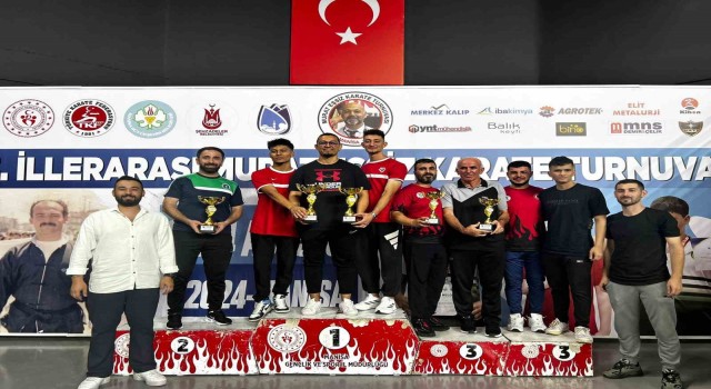 Bursa Büyükşehir Belediyesporlu karateciler Manisada 23 madalya kazandı