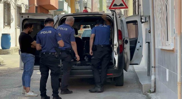Bursada kazalı şekilde park halinde bekleyen araçtan çıkanlar polisi bile şaşırttı